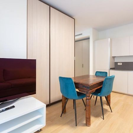 Cozy Flat With Parking Appartement Milaan Buitenkant foto