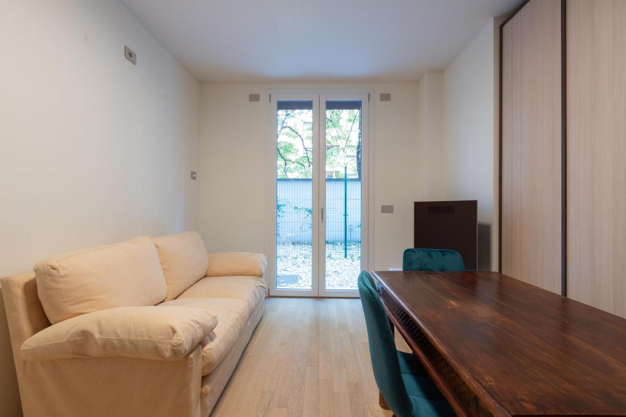 Cozy Flat With Parking Appartement Milaan Buitenkant foto